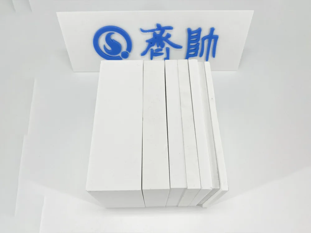 Zein material da alumina zeramikazko plaka?